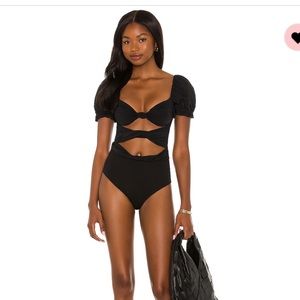 ORIA DUST ONE PIECE
Agua Bendita